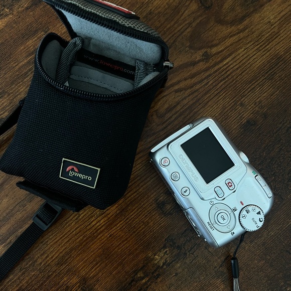 Olympus FE100 digital camera - Picture 2 of 2